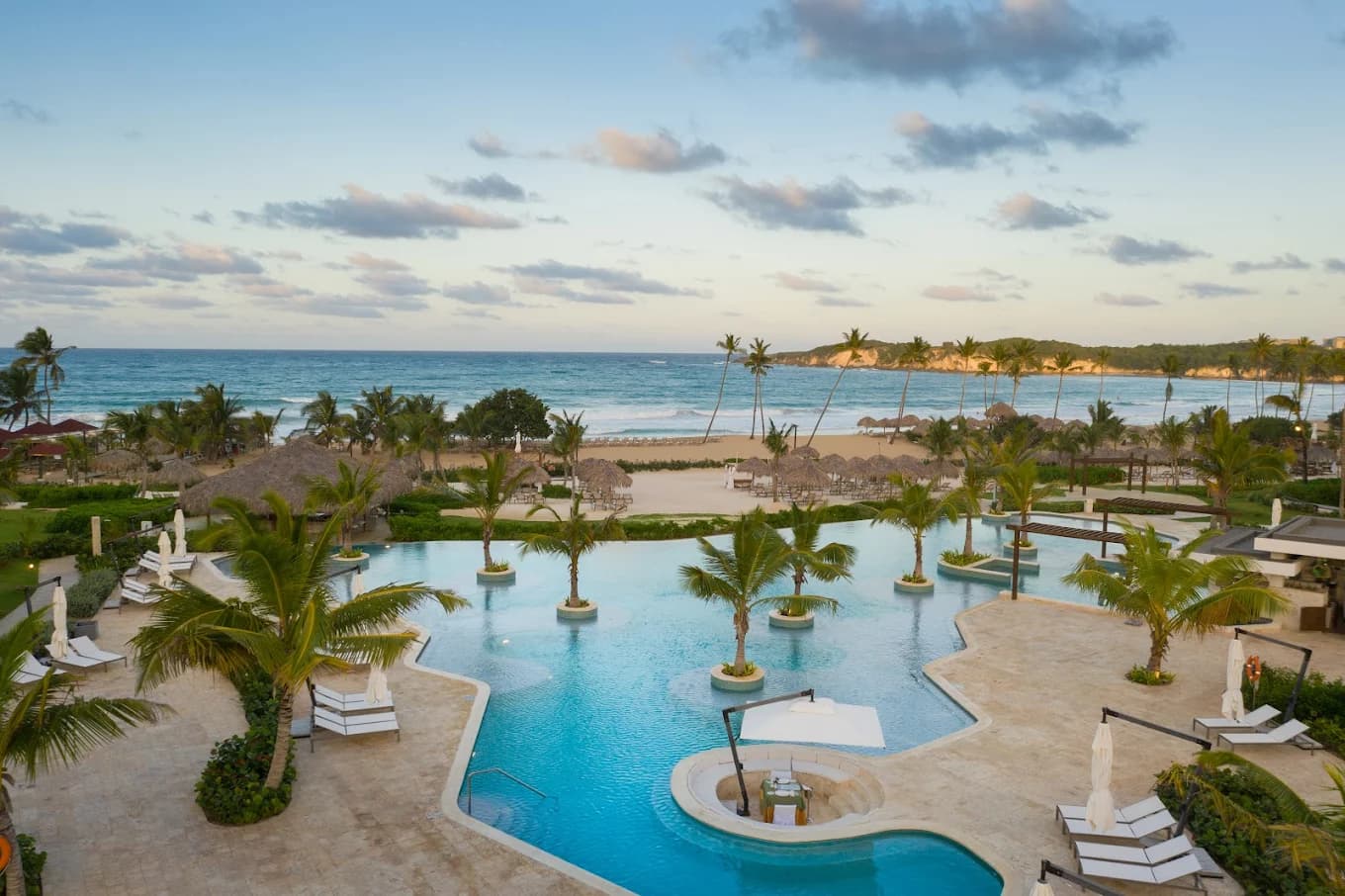 Infinity pool overlooking the ocean at Dreams Macao Beach