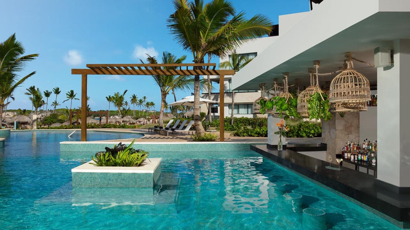 Swim-up bar at Dreams Macao Beach